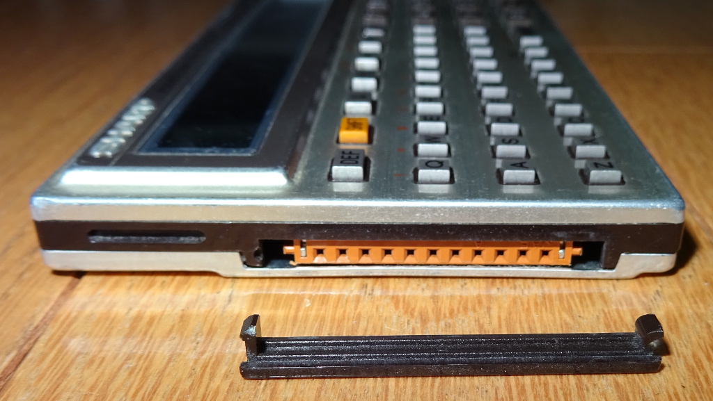 プリンタ／マイクロカセット（CE-125）と合体する時の端子（カバーなし）