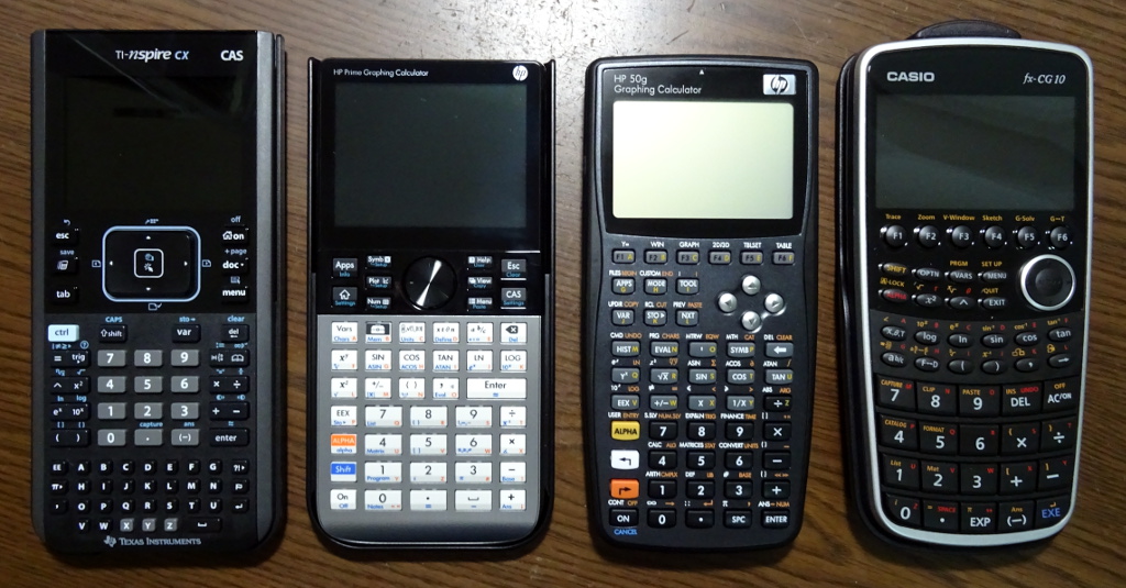 TI-Nspire CX CAS と他の3つのグラフ電卓との大きさ比較